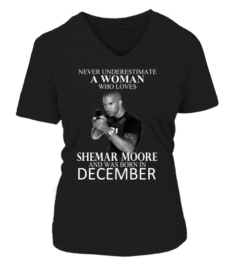 Never Underestimate A Woman Who Loves SHEMAR MOORE And Born In APRIL V-neck T-Shirt Woman